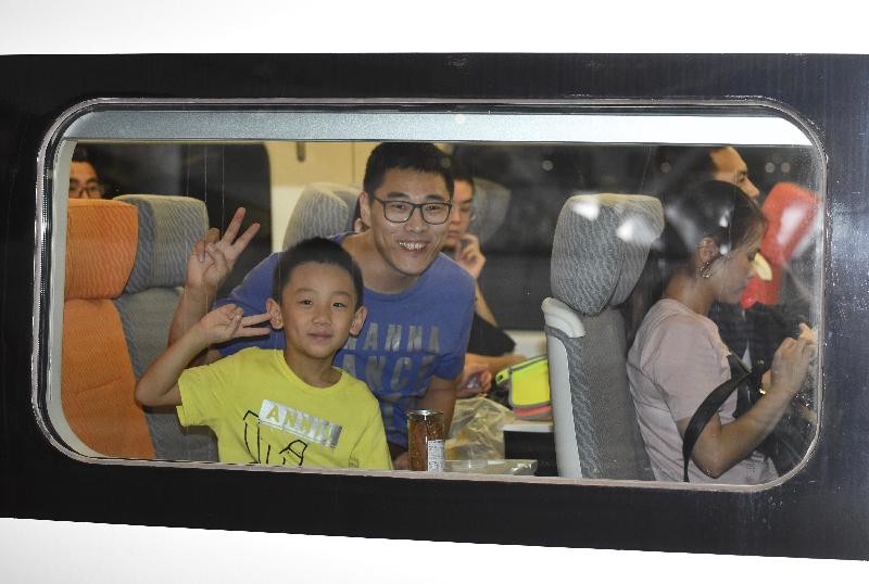 廣深港高速鐵路香港段今日（九月二十三日）開始營運，首班列車（車次G5736）以深圳北站為終點，上午七時由香港西九龍站開出。圖示車上情況。 