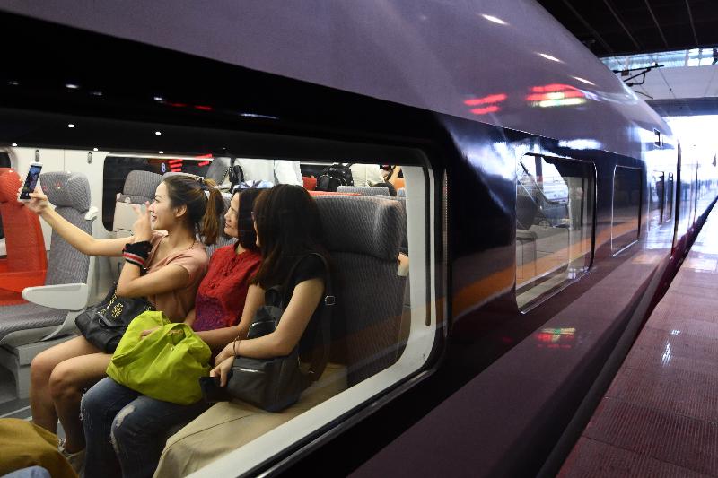 廣深港高速鐵路香港段今日（九月二十三日）開始營運，首班列車（車次G5736）以深圳北站為終點，上午七時由香港西九龍站開出。圖示車上情況。 
