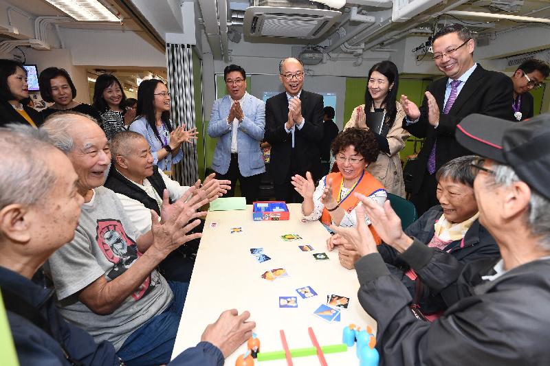運輸及房屋局局長陳帆今日（十一月二日）下午到訪黃大仙區。圖示陳帆（後排右四）在黃大仙區議會主席李德康（後排右五）和黃大仙民政事務專員江潤珊（後排右三）陪同下，參觀循道衛理楊震社會服務處轄下彩虹長者綜合服務中心，了解長者在中心的生活。
