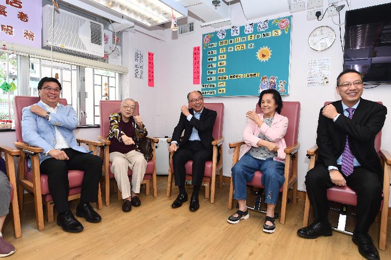 運輸及房屋局局長陳帆今日（十一月二日）下午到訪黃大仙區。圖示陳帆（中）在循道衛理楊震社會服務處轄下彩虹長者綜合服務中心與長者一同參與中心活動。