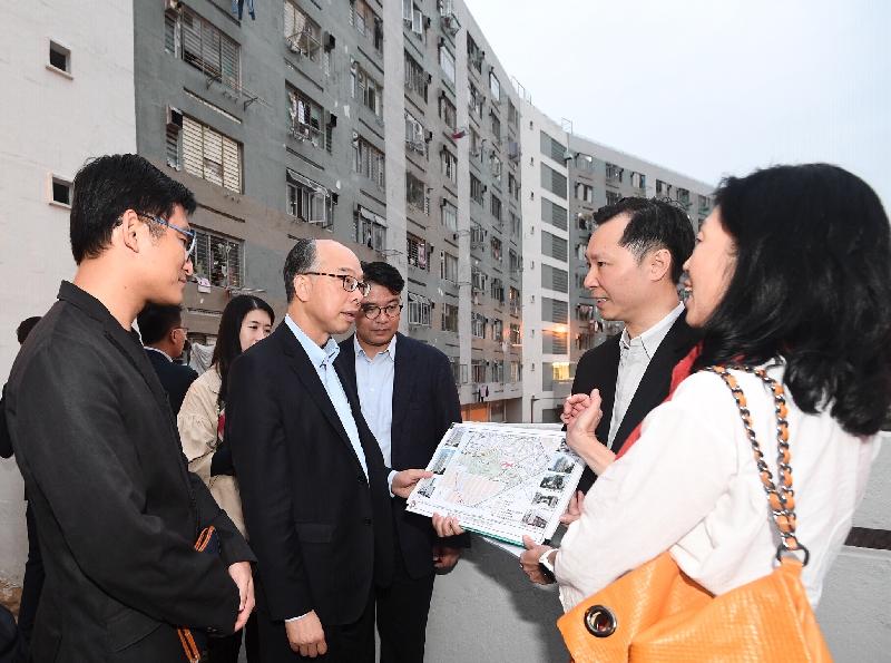 運輸及房屋局局長陳帆今日（十一月二日）下午到訪黃大仙區期間實地視察美東邨。圖示陳帆（前排左二）聽取房屋署人員介紹美東樓和美寶樓的重建計劃。