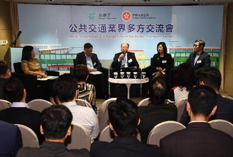 運輸及房屋局局長陳帆（中）今日（十一月十二日）在公共交通業界多方交流會，連同嘉賓講者：香港大學專業進修學院常務副院長（行政及資源）兼物流及運輸課程中心總監陳阮德徽博士（右二）、香港大學工程學院副院長（發展及對外關係）兼土木工程系講座教授黃仕進教授（左二）及香港數碼港管理有限公司行政總裁任景信（右一），與公共交通業界持份者代表分享意見。
