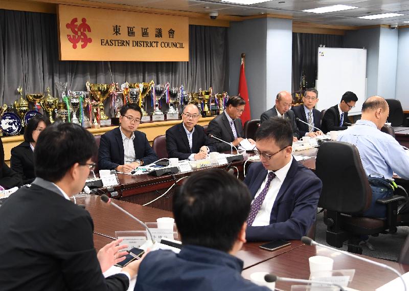 運輸及房屋局局長陳帆（後排左三）今日（十一月三十日）下午到訪東區，與東區區議員會面。