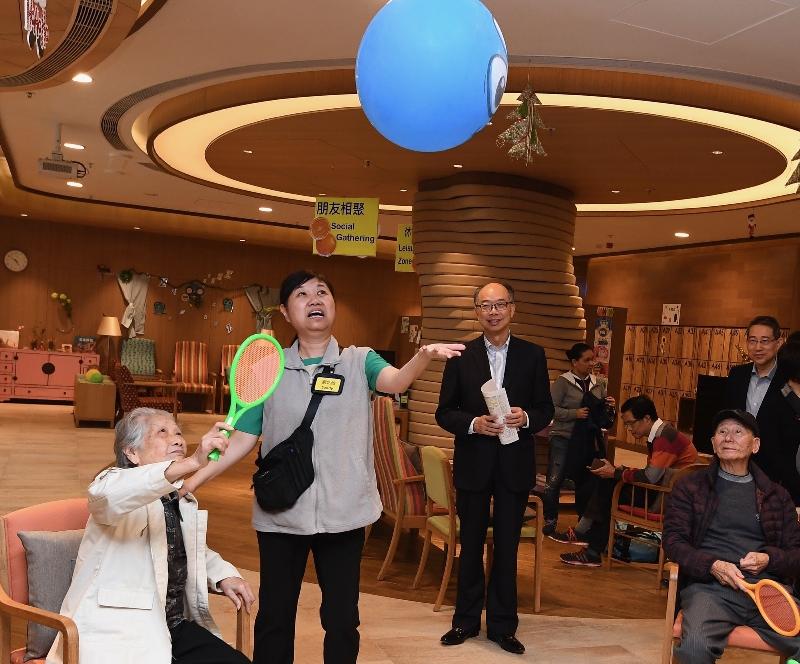 運輸及房屋局局長陳帆今日（十一月三十日）下午到訪東區，並參觀香港房屋協會的長者房屋項目「雋悅」。圖示陳帆（左三）觀看長者在屋苑參與康樂活動。