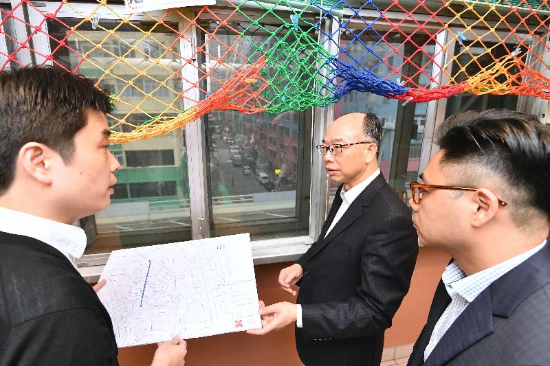 運輸及房屋局局長陳帆今日（十二月七日）下午到訪油尖旺區。陳帆（右二）在油尖旺區議會主席葉傲冬（右一）陪同下到大角咀了解西九龍走廊噪音問題，聽取路政署人員講解相關的跟進工作。