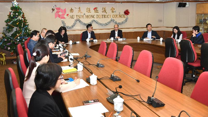 運輸及房屋局局長陳帆今日（十二月七日）下午到訪油尖旺區。圖示陳帆（右四）與油尖旺區議會主席葉傲冬（右五）及區議員會面。