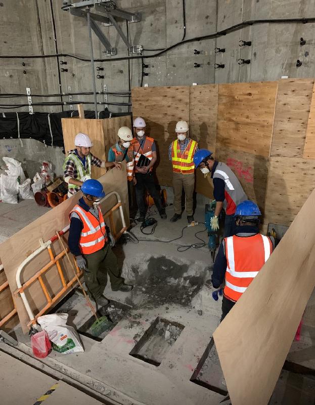 香港鐵路有限公司正進行沙田至中環線紅磡站擴建工程部分全面評估策略第二階段，開鑿月台的混凝土進行檢測。圖示屋宇署、路政署及其監察和核證顧問人員在場監察開鑿工作。
