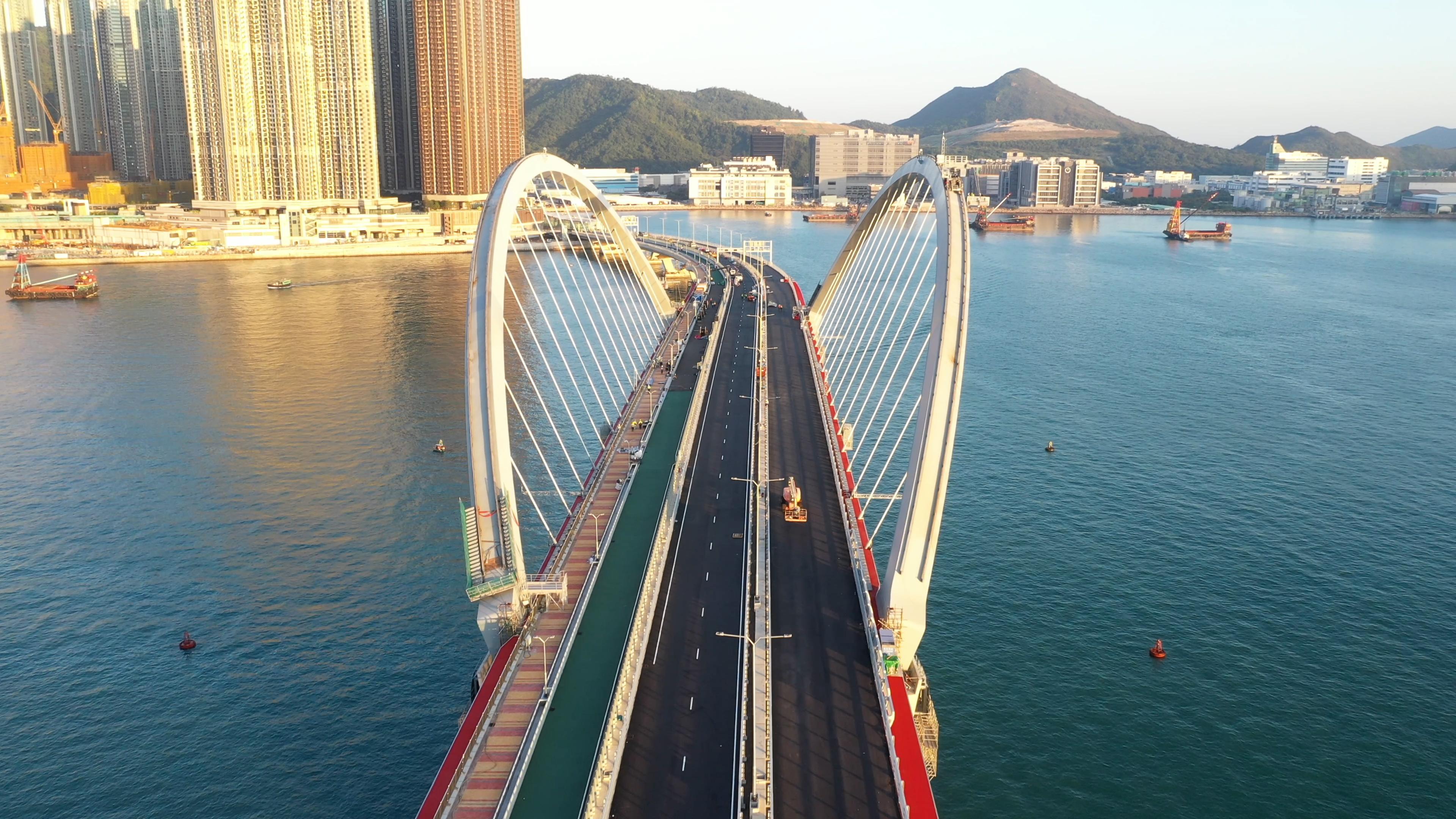The Tseung Kwan O-Lam Tin Tunnel and the Cross Bay Link, Tseung Kwan O (CBL) will be commissioned on December 11 (Sunday). The CBL will be the first marine viaduct in Hong Kong comprising carriageways, a cycle track and a footway. There will also be viewing platforms on the viaduct for the public to appreciate the beautiful scenery of Junk Bay and the Eastern Channel.