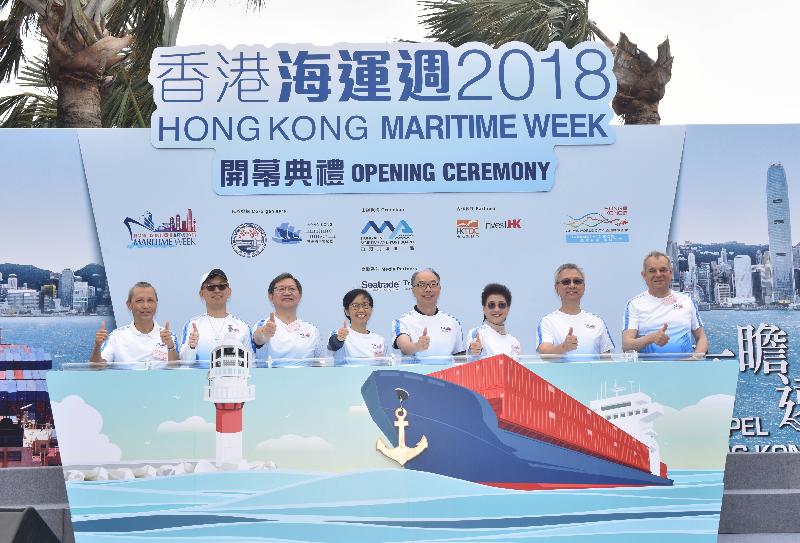 香港海運港口局主席暨運輸及房屋局局長陳帆（右四）今日（十一月十八日）在「香港海運週2018」開幕禮上與海事處處長鄭美施（左四）、香港海運港口局推廣及外務委員會主席蔡香君（右三）、香港海運港口局人力資源發展委員會主席林宣武（左三）、立法會議員易志明（右二）、香港船東會主席許積臯（左二）、香港海事博物館總監韋持力（右一）及香港海員工會主席張世添（左一）合照。 